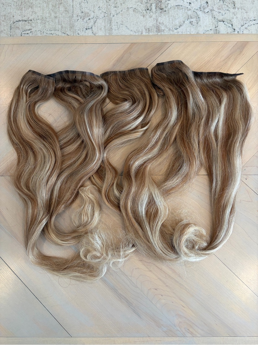 BELLAMI Silk Seam 22” 240g Clip-In Hair Extensions Vanilla Latte Highlight - Picture 2 of 5